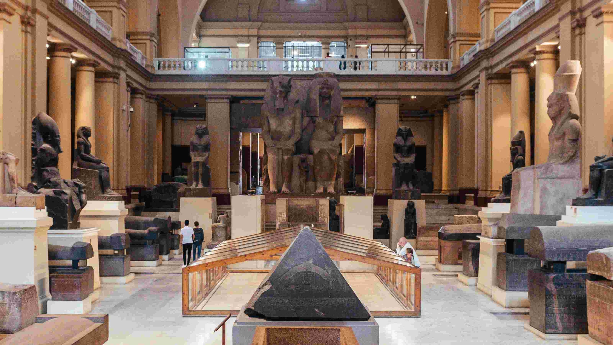 Museumshalle mit Besucherrn