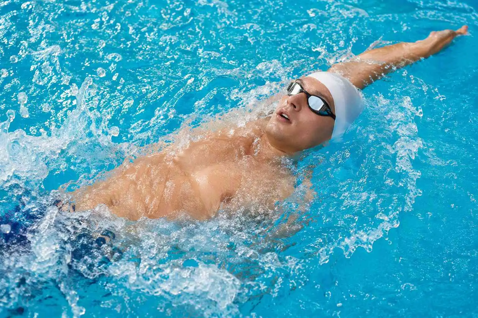 Rückenschwimmer mit Schwimmbrille